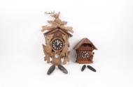 2 Schwarzwälder Kuckucksuhren, teilw. mit Schnitzwerk