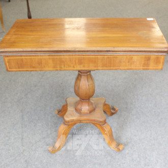 Spieltisch mit Säulenfuß