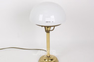 Tischlampe, messingfarbener Fuß, Milchglasschirm