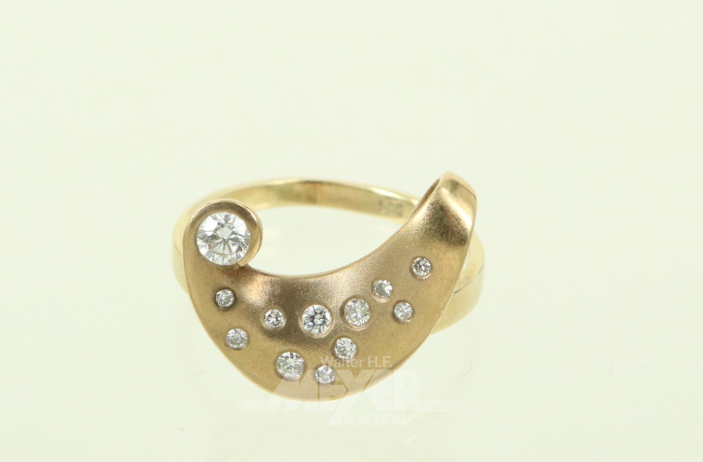 moderner Damenring, besetzt mit 12 Brillanten in versch. Größen, geschwungener Ringkopf mattiert