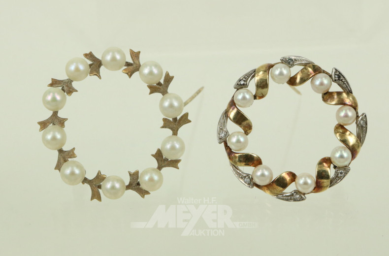 2 Kranzbroschen mit Perlen