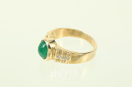 Damenring, besetzt mit 1 Smaragd-Cabouchon und 4 kl. Diamanten