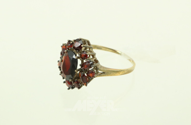 Damenring, besetzt mit Granatsteinen
