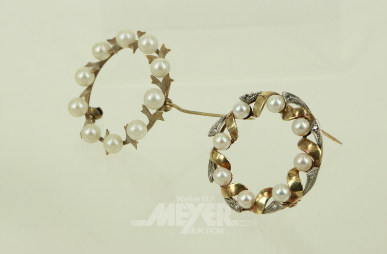 2 Kranzbroschen mit Perlen