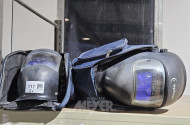 2 Schweißhelme, jew. mit Tasche