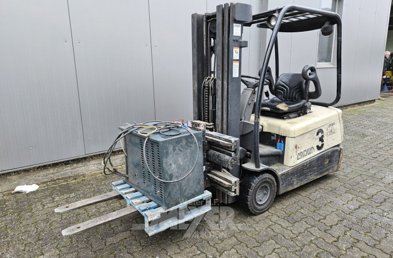 Elektro-Gabelstapler mit Ladegerät