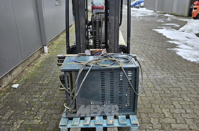 Elektro-Gabelstapler mit Ladegerät