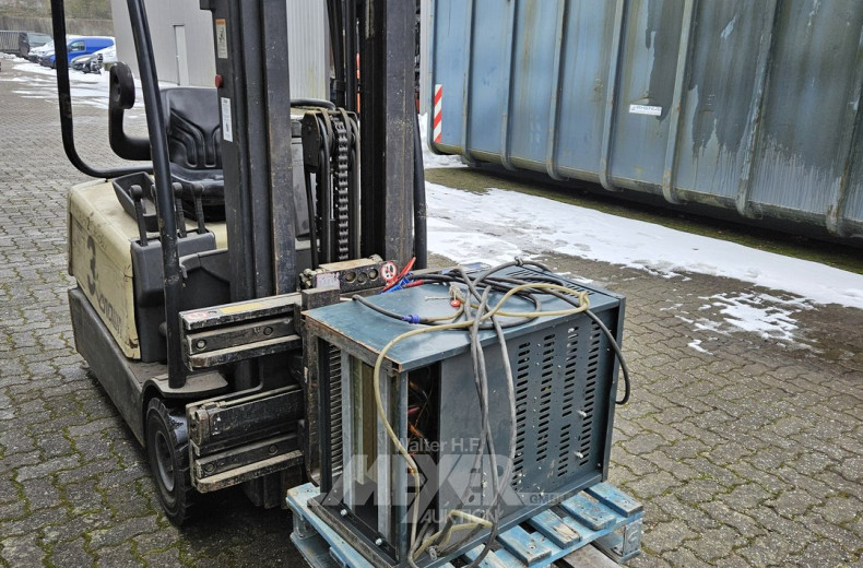 Elektro-Gabelstapler mit Ladegerät