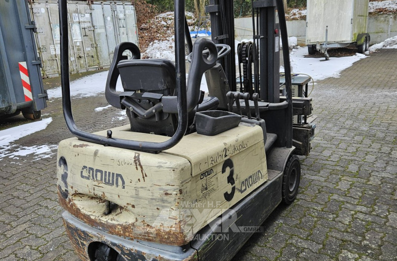 Elektro-Gabelstapler mit Ladegerät