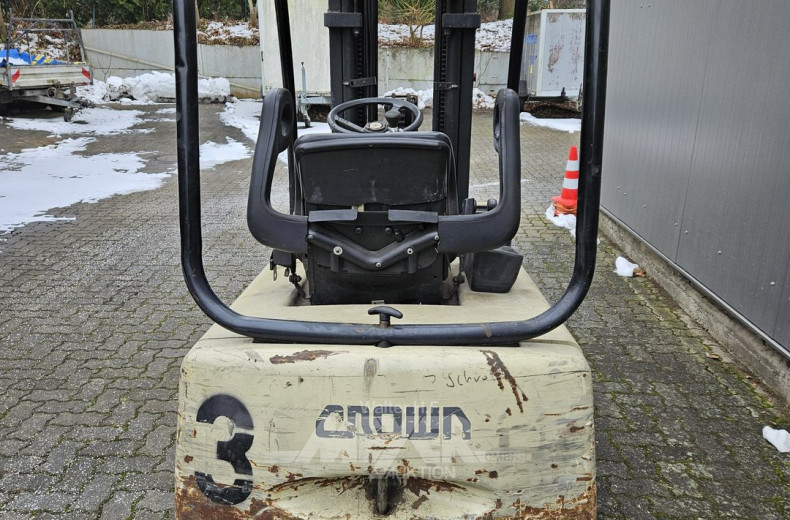 Elektro-Gabelstapler mit Ladegerät