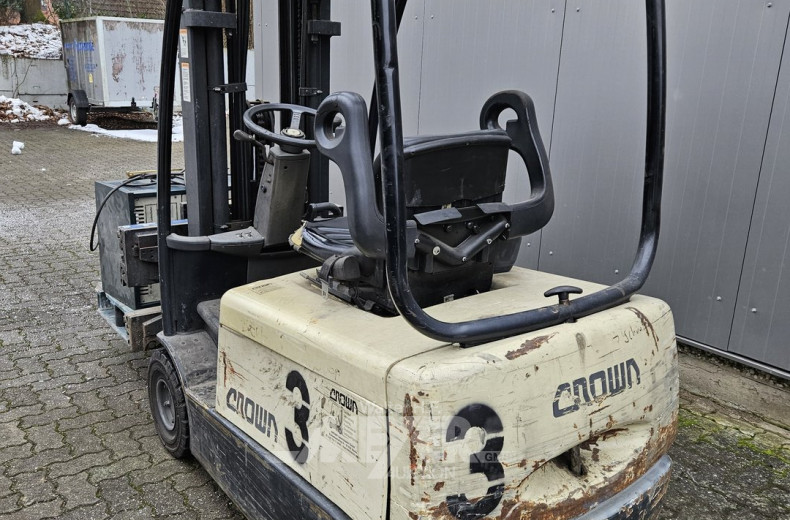 Elektro-Gabelstapler mit Ladegerät