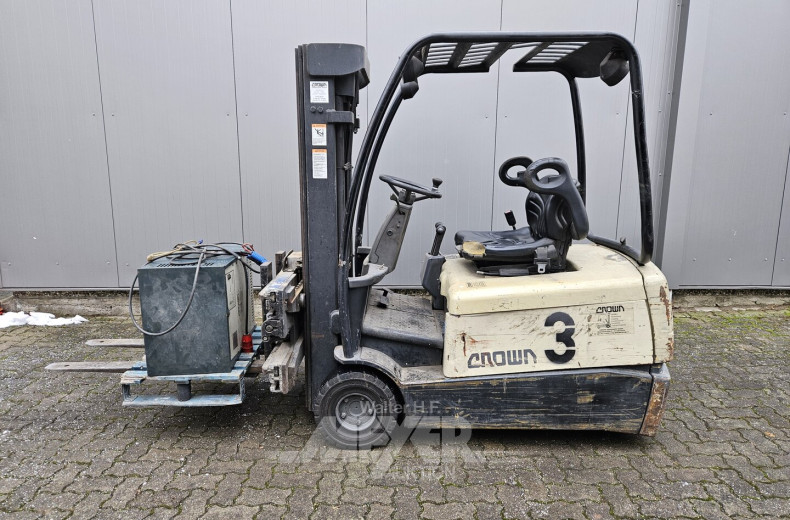 Elektro-Gabelstapler mit Ladegerät