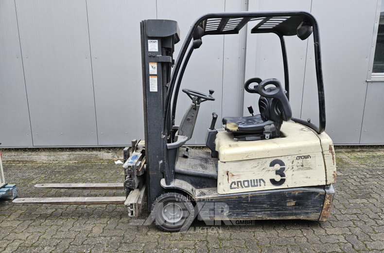 Elektro-Gabelstapler mit Ladegerät