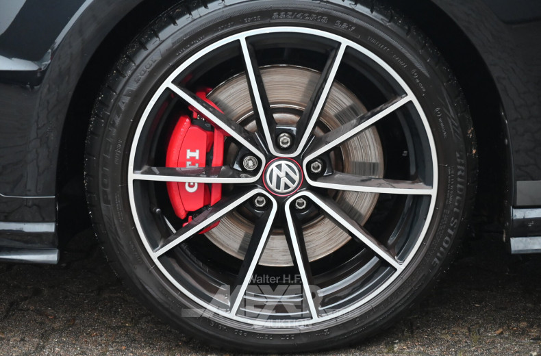 Volkswagen Golf GTI BlueMotion Technology DSG Clubsport, deep black perleffekt