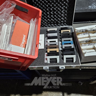 Posten Elektro-Installationsmaterial: div. Schalter u. Rahmen sowie 1 Musterkoffer LEGRAND Seano