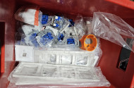 Posten Elektro-Installationsmaterial: div. Schalter u. Rahmen sowie 1 Musterkoffer LEGRAND Seano