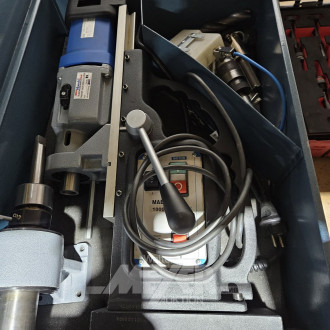 Kernbohrgerät im Metallkasten