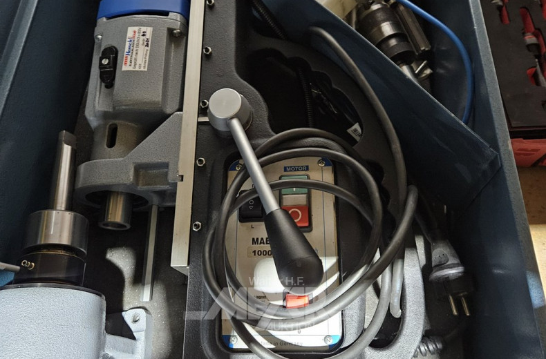 Kernbohrgerät im Metallkasten