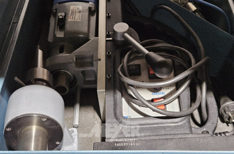 Kernbohrgerät im Metallkasten