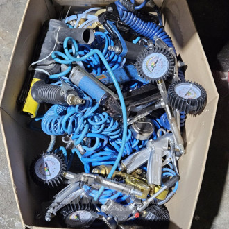 Pos. div. Druckluftschläuche, Druckluftwerkzeuge und -Düsen, tlw. mit Manometer