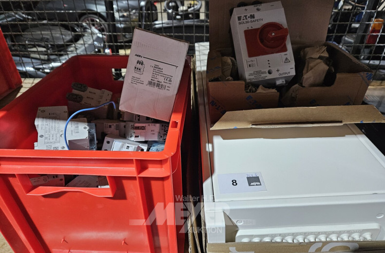 Feldverteiler-Schrank AP 5-reihig, 1 Feuerwehrschalter u. 1 Posten Schalter/Sicherungen