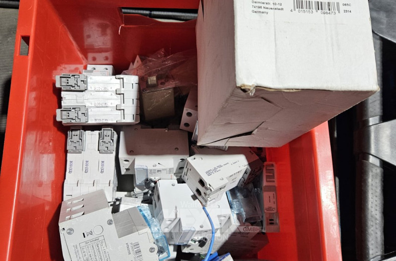 Feldverteiler-Schrank AP 5-reihig, 1 Feuerwehrschalter u. 1 Posten Schalter/Sicherungen