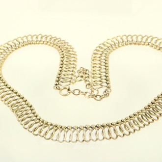 verspieltes Collier mit zweifachem Verschluss