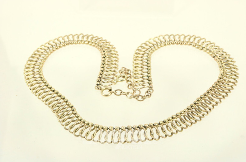 verspieltes Collier mit zweifachem Verschluss