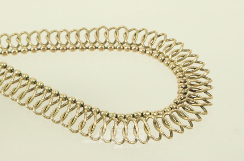 verspieltes Collier mit zweifachem Verschluss