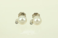 Paar Ohrstecker mit jew. weißer Perle und 1 kl. Brillant