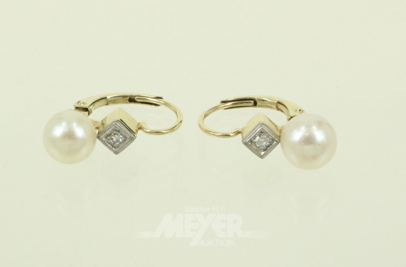 Paar Ohrhänger mit jew. 1 Perle u. 1 kl. Brillant