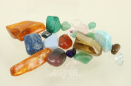 Posten Edelsteine, u.a. Bernstein, Malachit, Lapislazuli