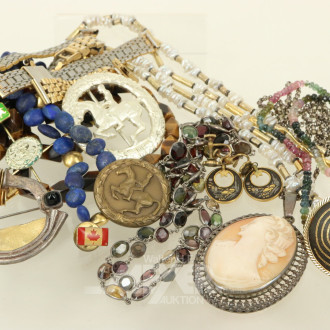 kl. Posten versch. Modeschmuck: Ketten, Brosche, Uhrenband, Nadeln, etc.