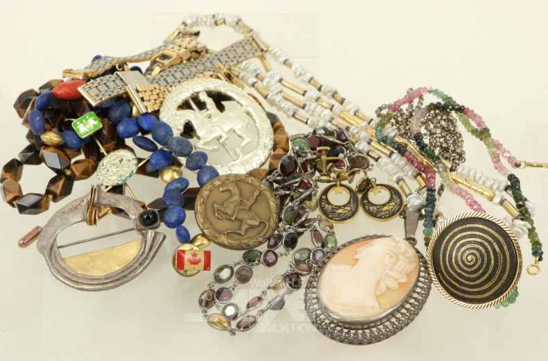 kl. Posten versch. Modeschmuck: Ketten, Brosche, Uhrenband, Nadeln, etc.