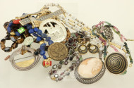 kl. Posten versch. Modeschmuck: Ketten, Brosche, Uhrenband, Nadeln, etc.