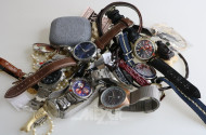 gr. Konvolut Modeschmuck und Armbanduhren