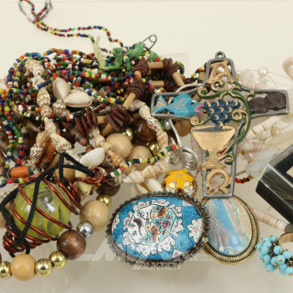 Posten Modeschmuck, u.a. Broschen, Ketten