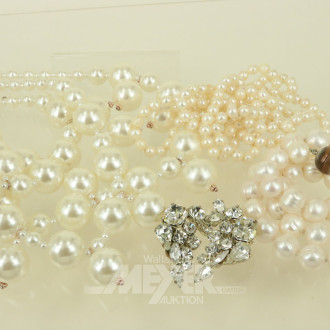 Konvolut Mode- und Perlenketten: Süßwasser-Zuchtperlen, Collier, Ohrclips