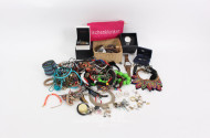 gr. Posten Modeschmuck: Anhänger, Armbänder, Ketten, Uhren etc.