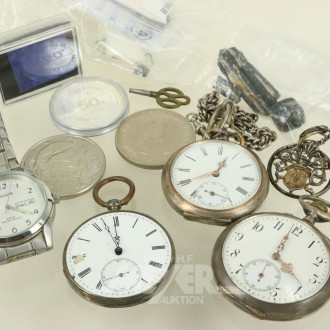 kl. Posten Taschenuhren, Silber, starke Tragespuren und Beschädigungen sowie ein Schlüsselanhänger Silber