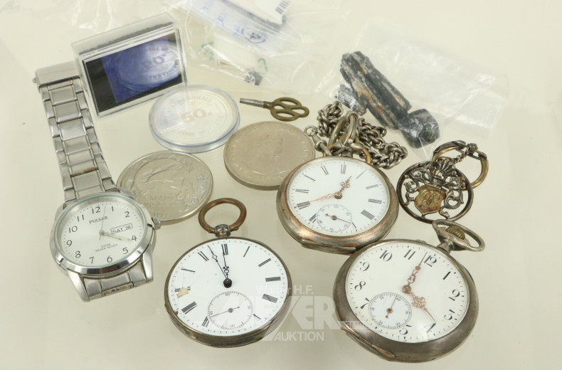 kl. Posten Taschenuhren, Silber, starke Tragespuren und Beschädigungen sowie ein Schlüsselanhänger Silber