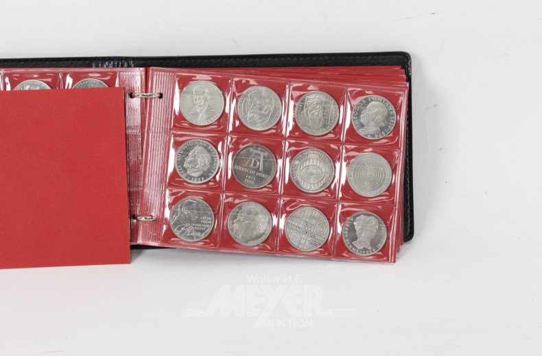 Münzalbum mit Silbermünzen und Kleinmünzen aus aller Welt