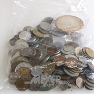 Konvolut Kleinmünzen aus aller Welt, sowie 3 Feinsilbermedaillen