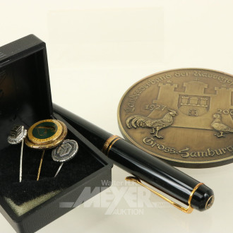 Posten, u.a. 1 Medaille, 3 Anstecknadeln sowie 1 Füllfederhalter Pelikan