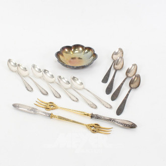 Konvolut Silberbesteck, best. aus Kaffeelöffel, 1 Paar Vorlegegabeln u. 1 kl. Gebäckteller