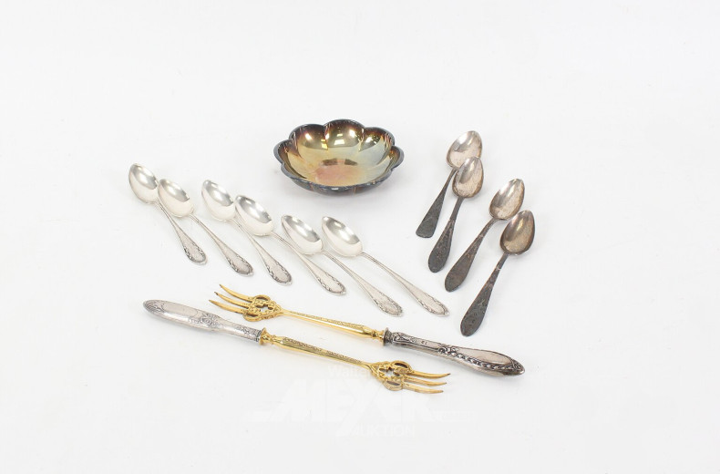 Konvolut Silberbesteck, best. aus Kaffeelöffel, 1 Paar Vorlegegabeln u. 1 kl. Gebäckteller