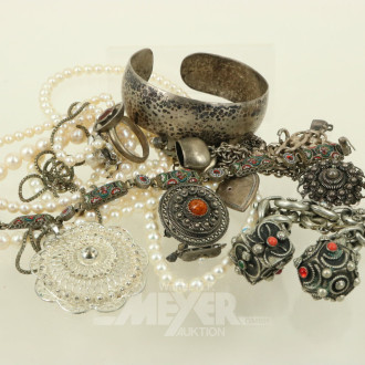 Posten Silberschmuck sowie 2 Perlenketten mit Silberschließe