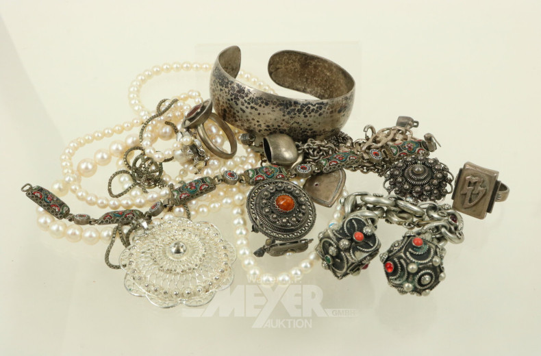 Posten Silberschmuck sowie 2 Perlenketten mit Silberschließe