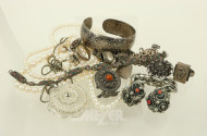 Posten Silberschmuck sowie 2 Perlenketten mit Silberschließe