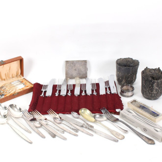 Posten Besteckteile, 2 Becher u. 1 Zigarettenetui